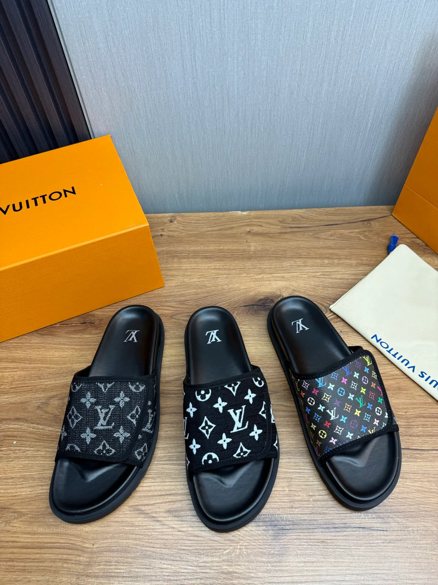 Men's shoes 💰340💰 ▪️LV's popular Little Red Book popular slippers hot sale: 1 shipment✅ Super textured and comfortable slippers, original TPU outsole. Authentic counter box drawer box packaging 🎁Size 38-45